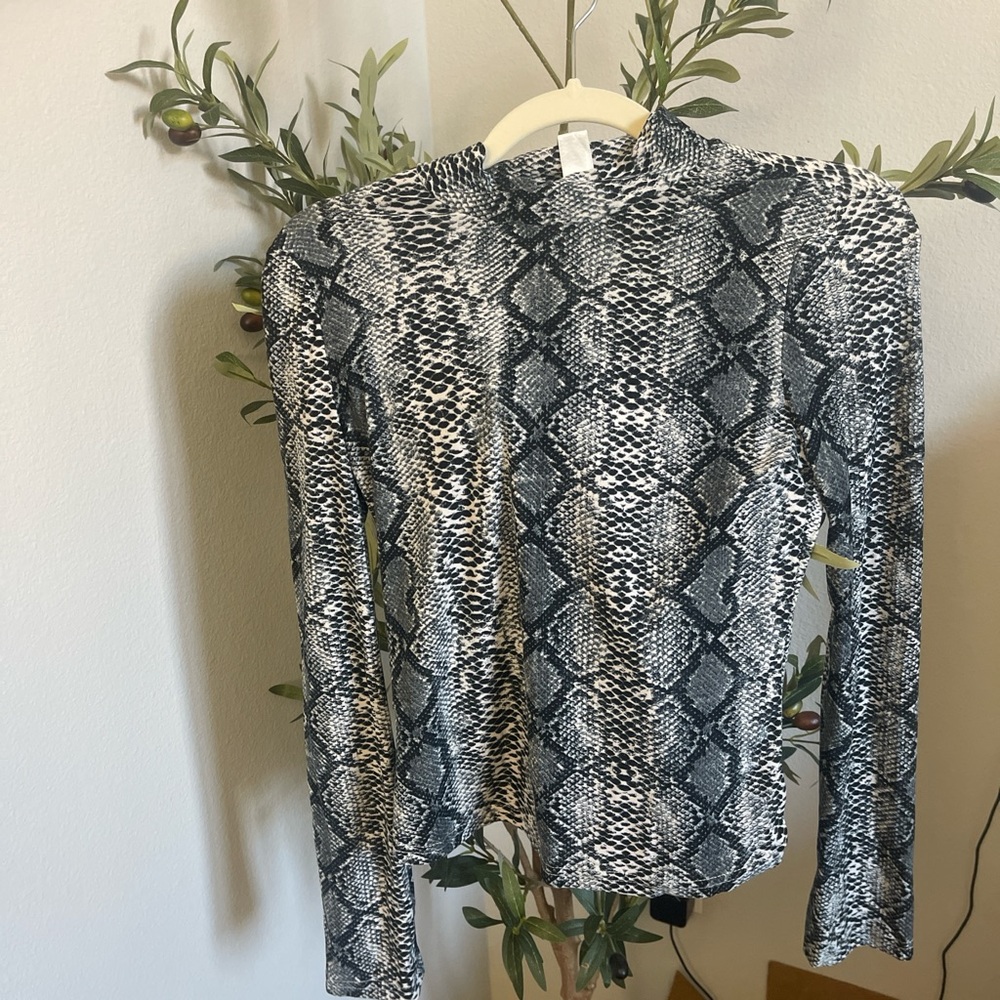 Black and White Snake Print Women's Top